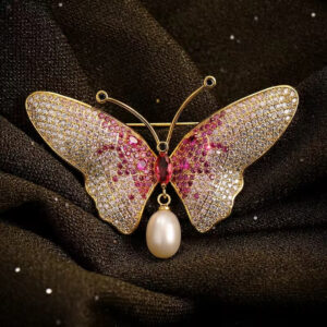 Брошь розовая Morpho с белым жемчугом