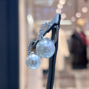 Классические серьги Diamond Elegance с белым жемчугом Shell Pearl и алмазной дорожкой