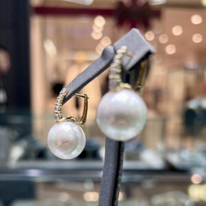 Классические серьги Diamond Elegance с белым жемчугом Shell Pearl и алмазной дорожкой золото Vermeil