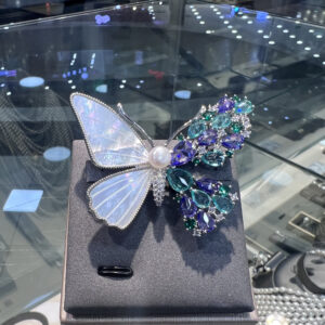 Брошь Spring Butterfly с натуральным жемчугом и перламутром из серии Purple Garden