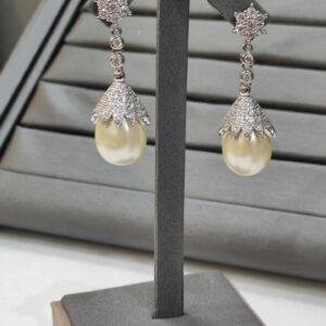 Длинные вечерние серьги с белым Shell Pearl